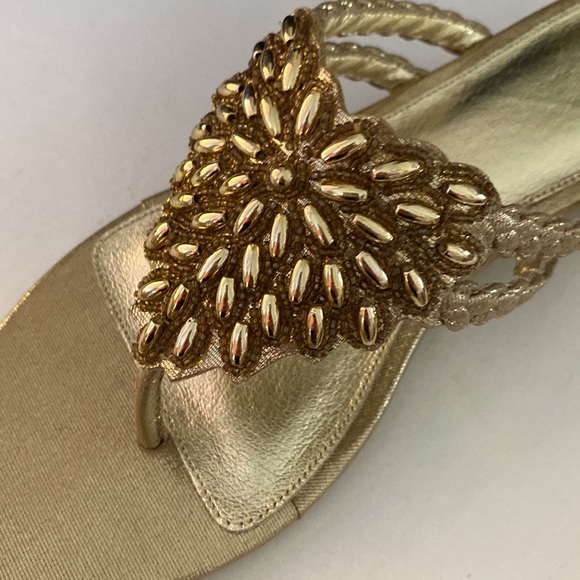 New Adrianna Papell Gold Sandal Flip Flop - Picture 5 of 8